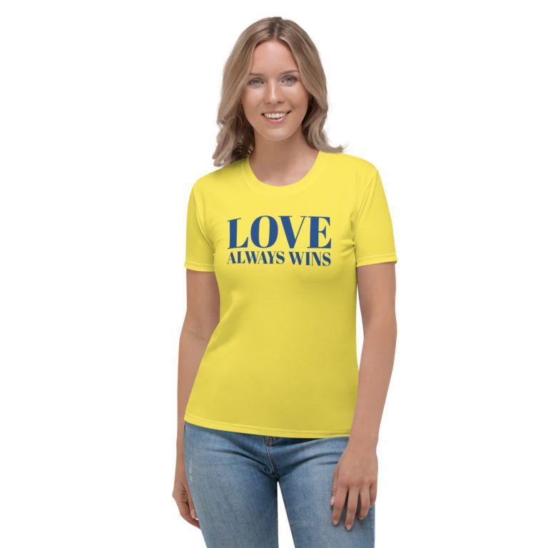 Keltainen Ukraina-t-paita naiselle: Keltainen t-paita, sininen teksti Love Always Wins