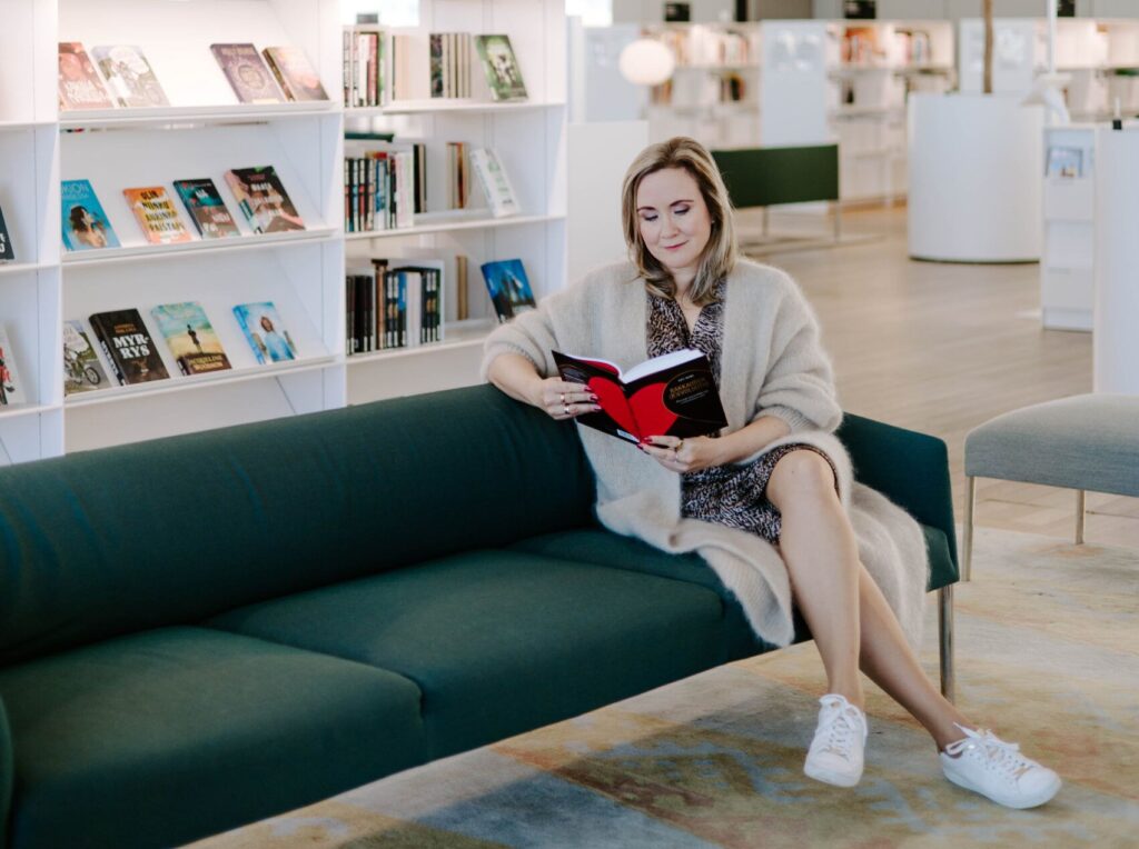 Avoimet suhteet parisuhdekirja-avioerokirja Rakkauden Revoluutio kirja (Kati)