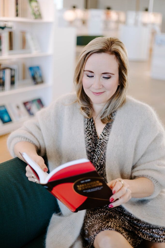 Avoimet suhteet parisuhdekirja-avioerokirja Rakkauden Revoluutio kirja (Kati)