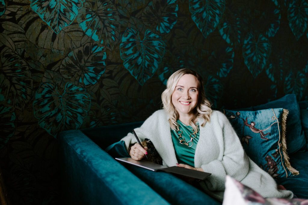 Avoimet suhteet parisuhdekirja-avioerokirja Rakkauden Revoluutio tietokirja (Kati)