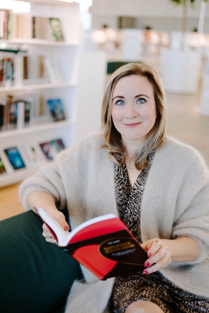 Avoimet suhteet parisuhdekirja-avioerokirja Rakkauden Revoluutio kirja (Kati)