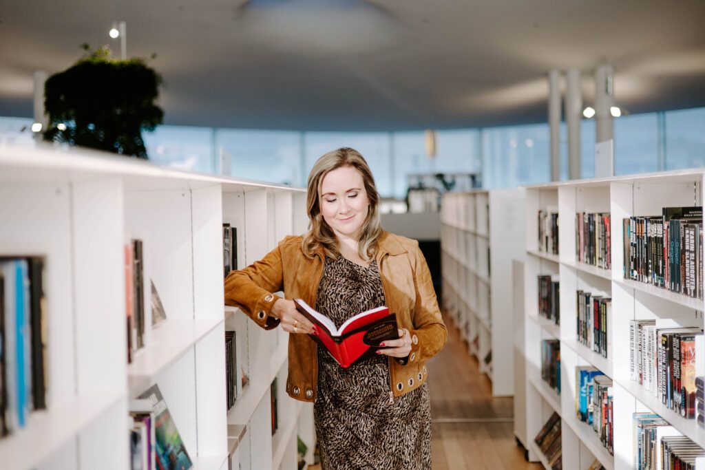 Avoimet suhteet parisuhdekirja-avioerokirja Rakkauden Revoluutio kirja (Kati)